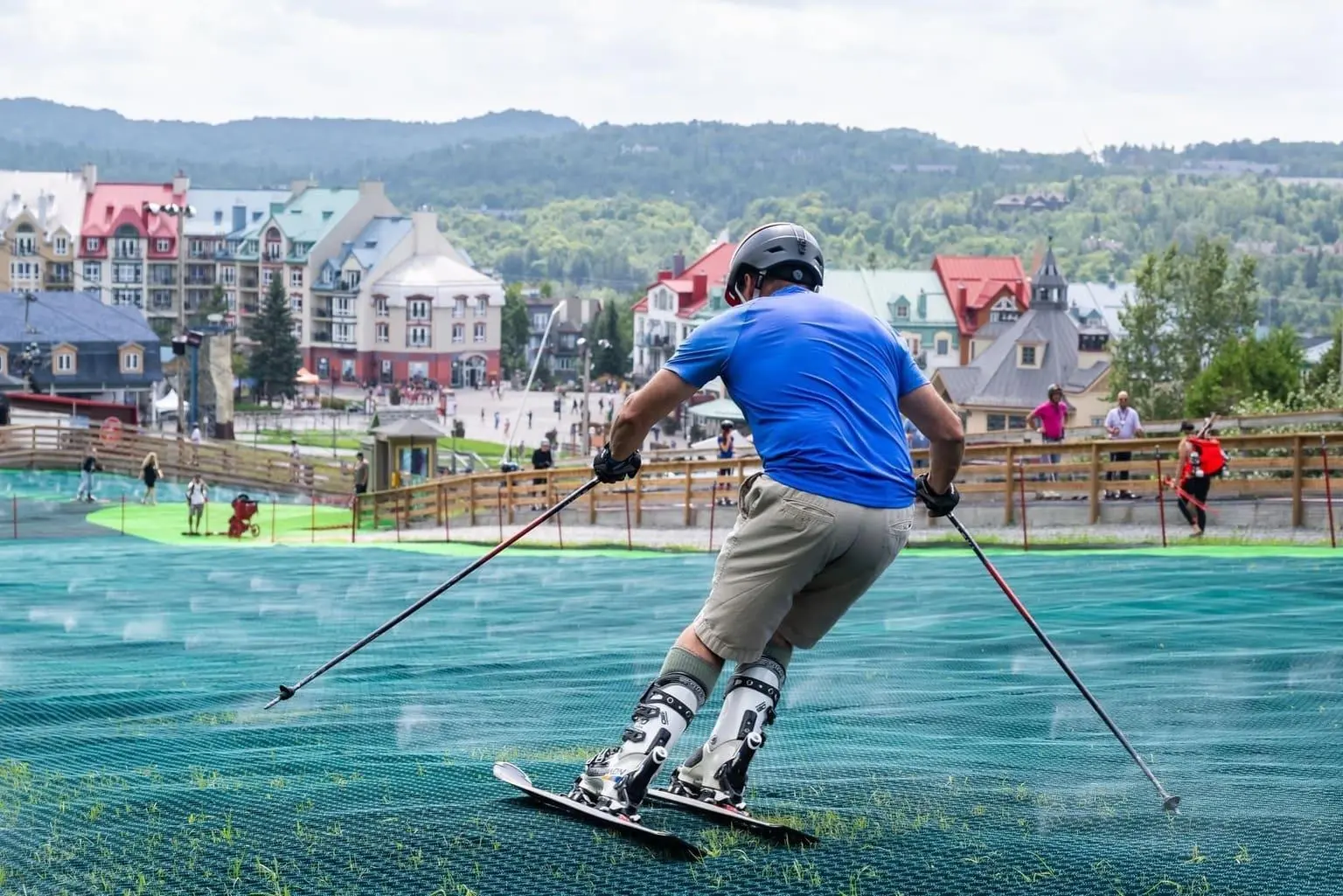 图中展示北美 Mont Tremblant 在 Neveplast 表面上进行多层次训练，包括初学与高级练习。