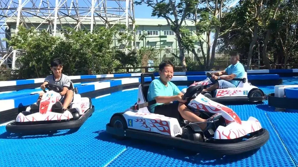 画面中孩子们在亚洲的 SKIDDY 场地体验漂移卡丁车，非常适合乐园、商业中心和活动场地。