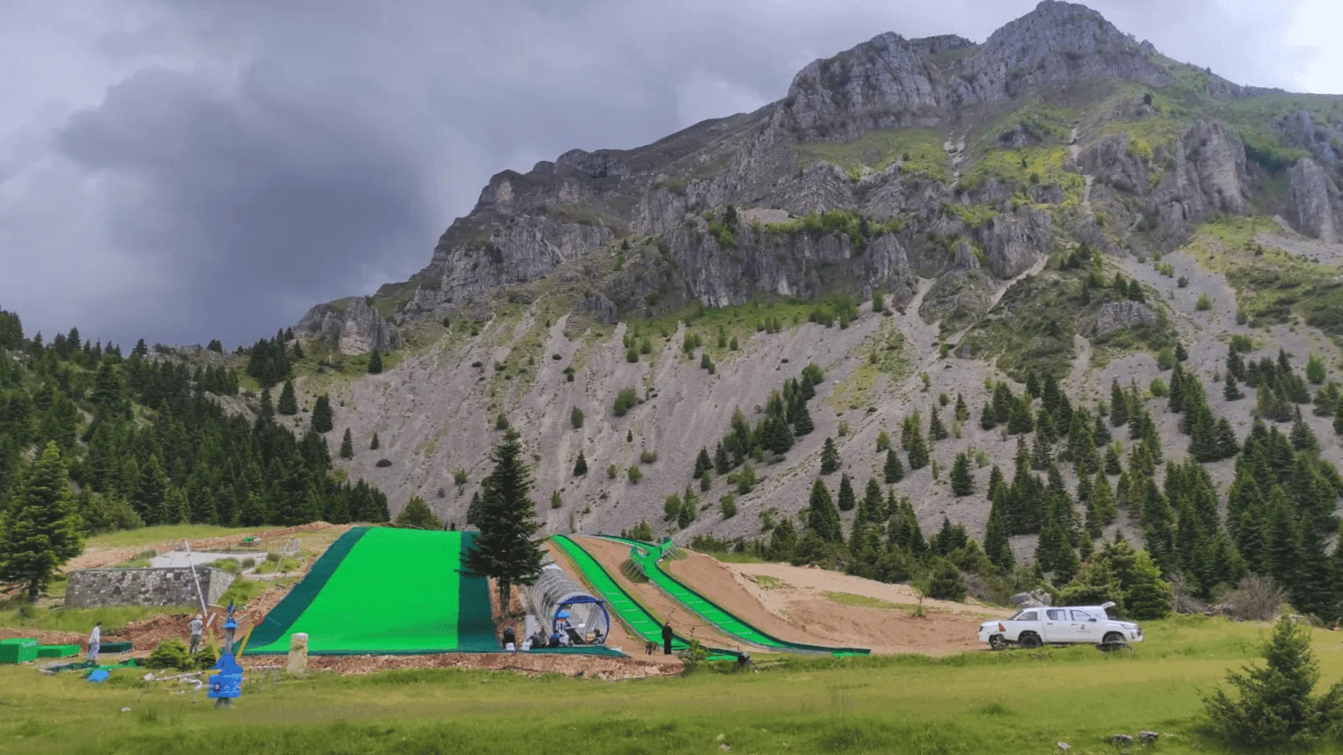 该图展示 Neveplast 在希腊建设的全季滑雪与 Tubby 娱乐区，旨在提升地区旅游与户外运动发展。